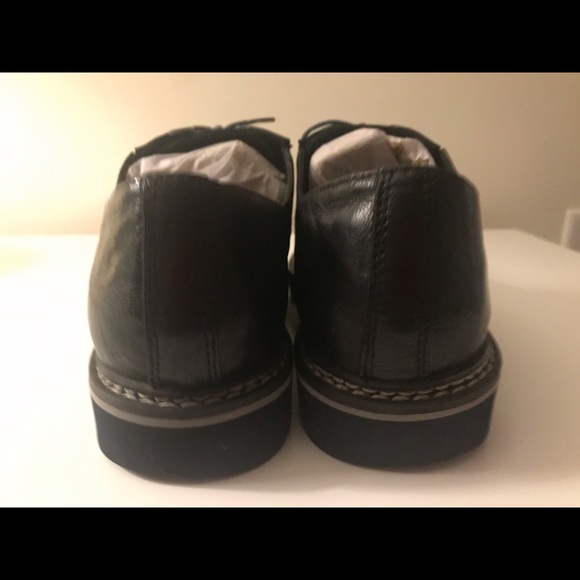 NWT. Stylish crumpled leather women derby shoes - Picture 9 of 12